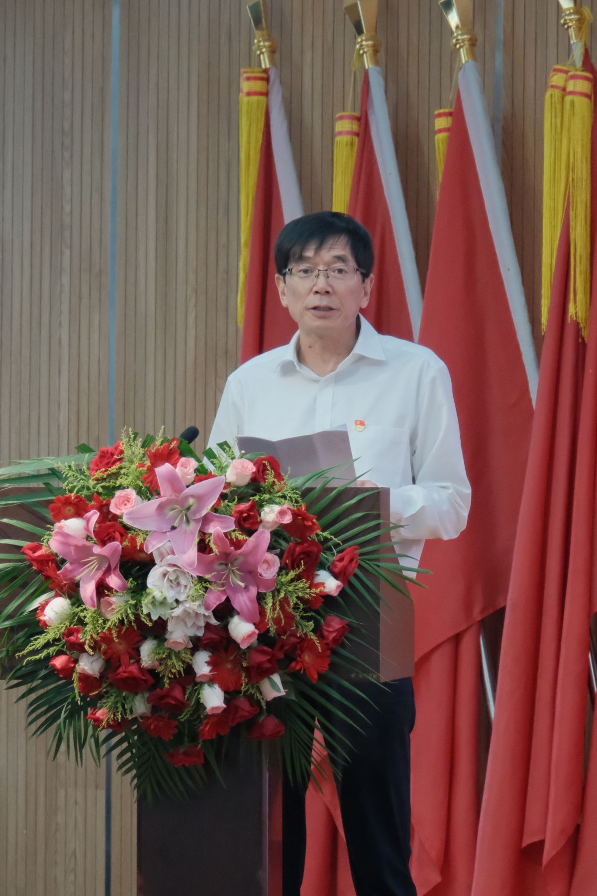 04黨委委員、副董事長陳云宣布年度先進黨支部和優(yōu)秀共產(chǎn)黨員名單.jpg